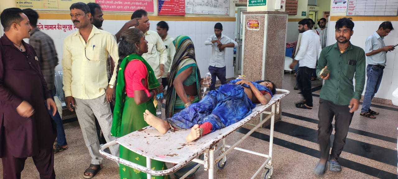 फोटो-10- सीएचसी बबेरू में भर्ती घायल गोमती। संवाद फोटो-10- सीएचसी बबेरू में भर्ती घायल गोमती। संवाद
