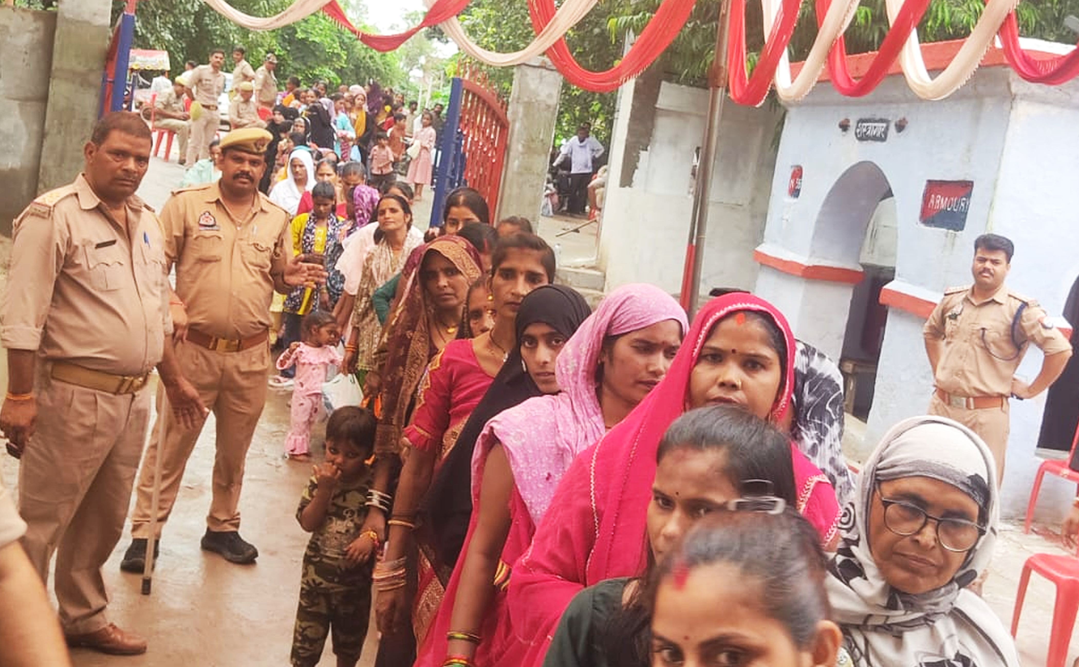 फोटो-15-भाई अनुराग के रक्षा सूत्र बांधती बहन प्रियांशी। संवाद फोटो-15-भाई अनुराग के रक्षा सूत्र बांधती बहन प्रियांशी। संवाद