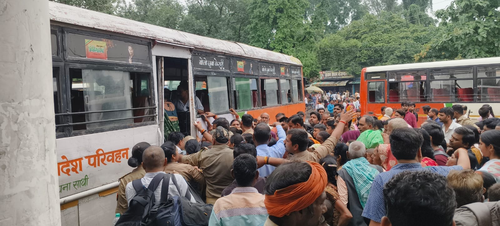 फोटो-17- बस से यात्रियों को सुरक्षित उतारने प्रभारी निरीक्षक बलराम सिंह व अन्य पुलिसकर्मी। संवा फोटो-17- बस से यात्रियों को सुरक्षित उतारने प्रभारी निरीक्षक बलराम सिंह व अन्य पुलिसकर्मी। संवा