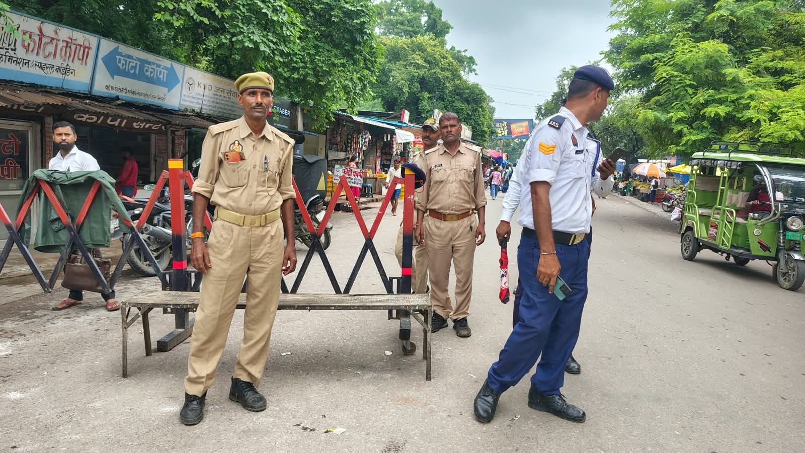 फोटो-17- बस से यात्रियों को सुरक्षित उतारने प्रभारी निरीक्षक बलराम सिंह व अन्य पुलिसकर्मी। संवा फोटो-17- बस से यात्रियों को सुरक्षित उतारने प्रभारी निरीक्षक बलराम सिंह व अन्य पुलिसकर्मी। संवा
