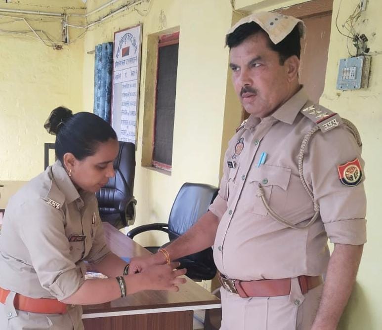 फोटो-19- शहर के मोहल्ला तिलकनगर में भाई को लाइट राखी बांधती बहन केशू।संवाद फोटो-19- शहर के मोहल्ला तिलकनगर में भाई को लाइट राखी बांधती बहन केशू।संवाद