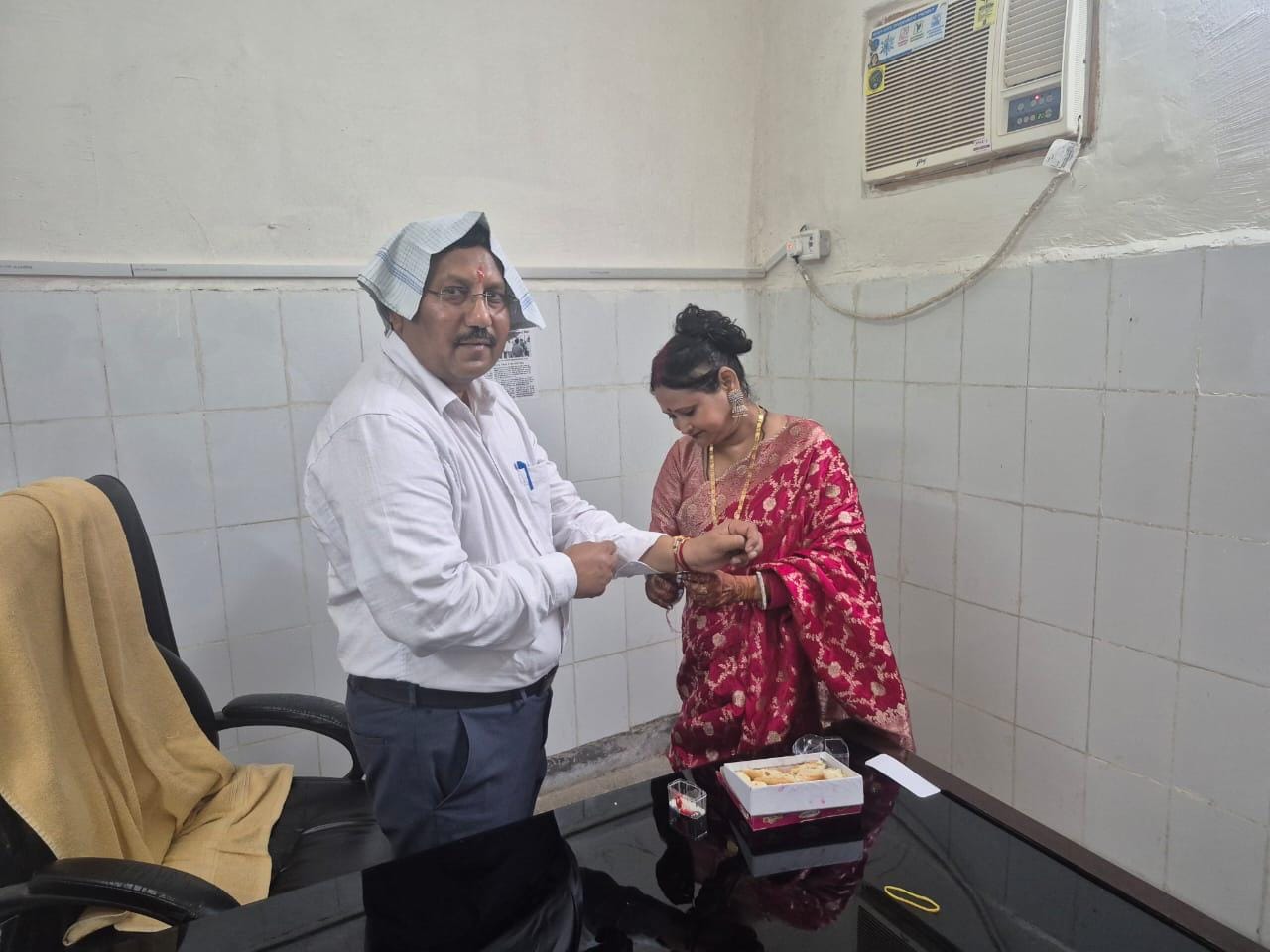 फोटो-19- शहर के मोहल्ला तिलकनगर में भाई को लाइट राखी बांधती बहन केशू।संवाद फोटो-19- शहर के मोहल्ला तिलकनगर में भाई को लाइट राखी बांधती बहन केशू।संवाद
