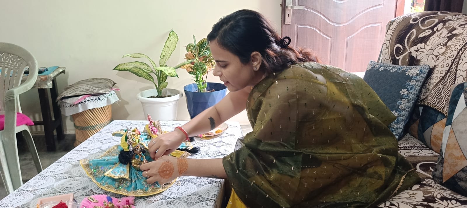 फोटो-19- शहर के मोहल्ला तिलकनगर में भाई को लाइट राखी बांधती बहन केशू।संवाद फोटो-19- शहर के मोहल्ला तिलकनगर में भाई को लाइट राखी बांधती बहन केशू।संवाद