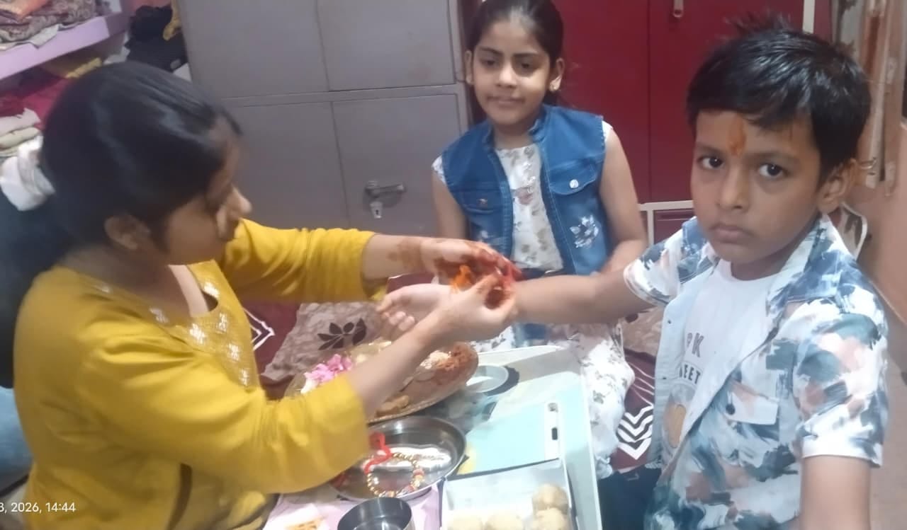फोटो-19- शहर के मोहल्ला तिलकनगर में भाई को लाइट राखी बांधती बहन केशू।संवाद फोटो-19- शहर के मोहल्ला तिलकनगर में भाई को लाइट राखी बांधती बहन केशू।संवाद