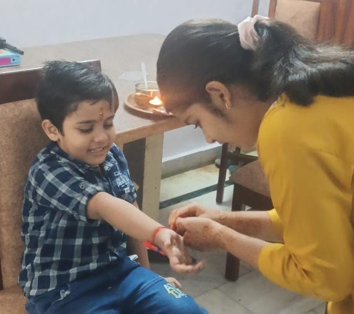 फोटो-19- शहर के मोहल्ला तिलकनगर में भाई को लाइट राखी बांधती बहन केशू।संवाद फोटो-19- शहर के मोहल्ला तिलकनगर में भाई को लाइट राखी बांधती बहन केशू।संवाद