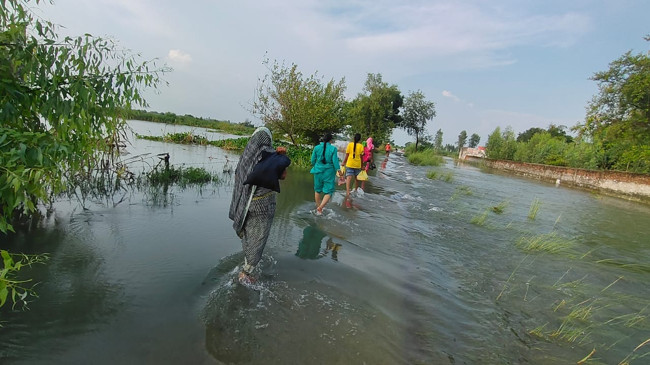फोटो-25 अंबरपुर गांव को ट्रैक्टर से जाते लोग। संवाद