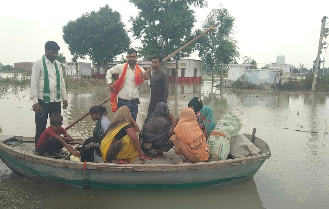 फोटो-25 अंबरपुर गांव को ट्रैक्टर से जाते लोग। संवाद
