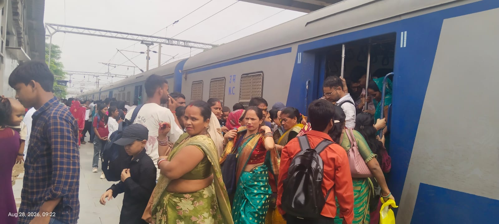 फोटो-26- अछल्दा में मेमू ट्रेन में चढ़ने-उतरने को लेकर होती बहसबाजी। संवाद फोटो-26- अछल्दा में मेमू ट्रेन में चढ़ने-उतरने को लेकर होती बहसबाजी। संवाद