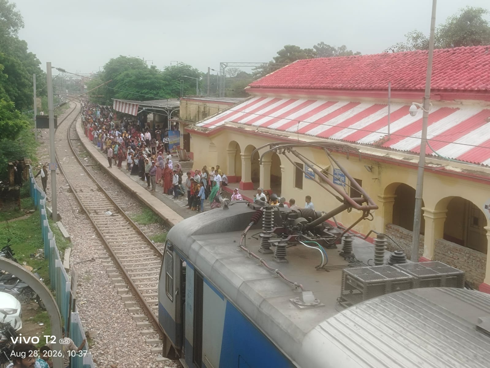 फोटो-26- अछल्दा में मेमू ट्रेन में चढ़ने-उतरने को लेकर होती बहसबाजी। संवाद फोटो-26- अछल्दा में मेमू ट्रेन में चढ़ने-उतरने को लेकर होती बहसबाजी। संवाद