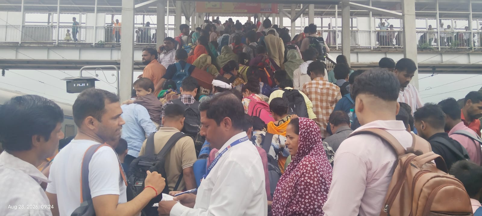 फोटो-26- अछल्दा में मेमू ट्रेन में चढ़ने-उतरने को लेकर होती बहसबाजी। संवाद फोटो-26- अछल्दा में मेमू ट्रेन में चढ़ने-उतरने को लेकर होती बहसबाजी। संवाद