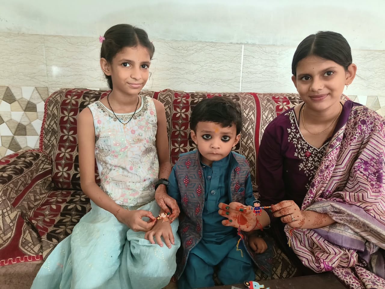फोटो-27: तिंदवारी में अथर्व प्रताप सिंह व देवांश सिंह को अविका, मीनाक्षी, जया व अवनी ने बांधी र फोटो-27: तिंदवारी में अथर्व प्रताप सिंह व देवांश सिंह को अविका, मीनाक्षी, जया व अवनी ने बांधी र