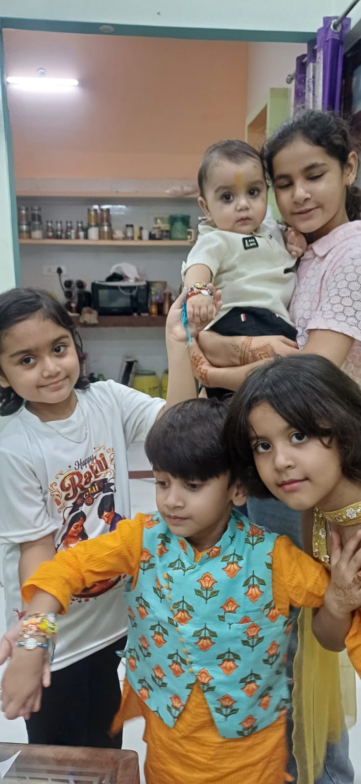 फोटो-27: तिंदवारी में अथर्व प्रताप सिंह व देवांश सिंह को अविका, मीनाक्षी, जया व अवनी ने बांधी र फोटो-27: तिंदवारी में अथर्व प्रताप सिंह व देवांश सिंह को अविका, मीनाक्षी, जया व अवनी ने बांधी र