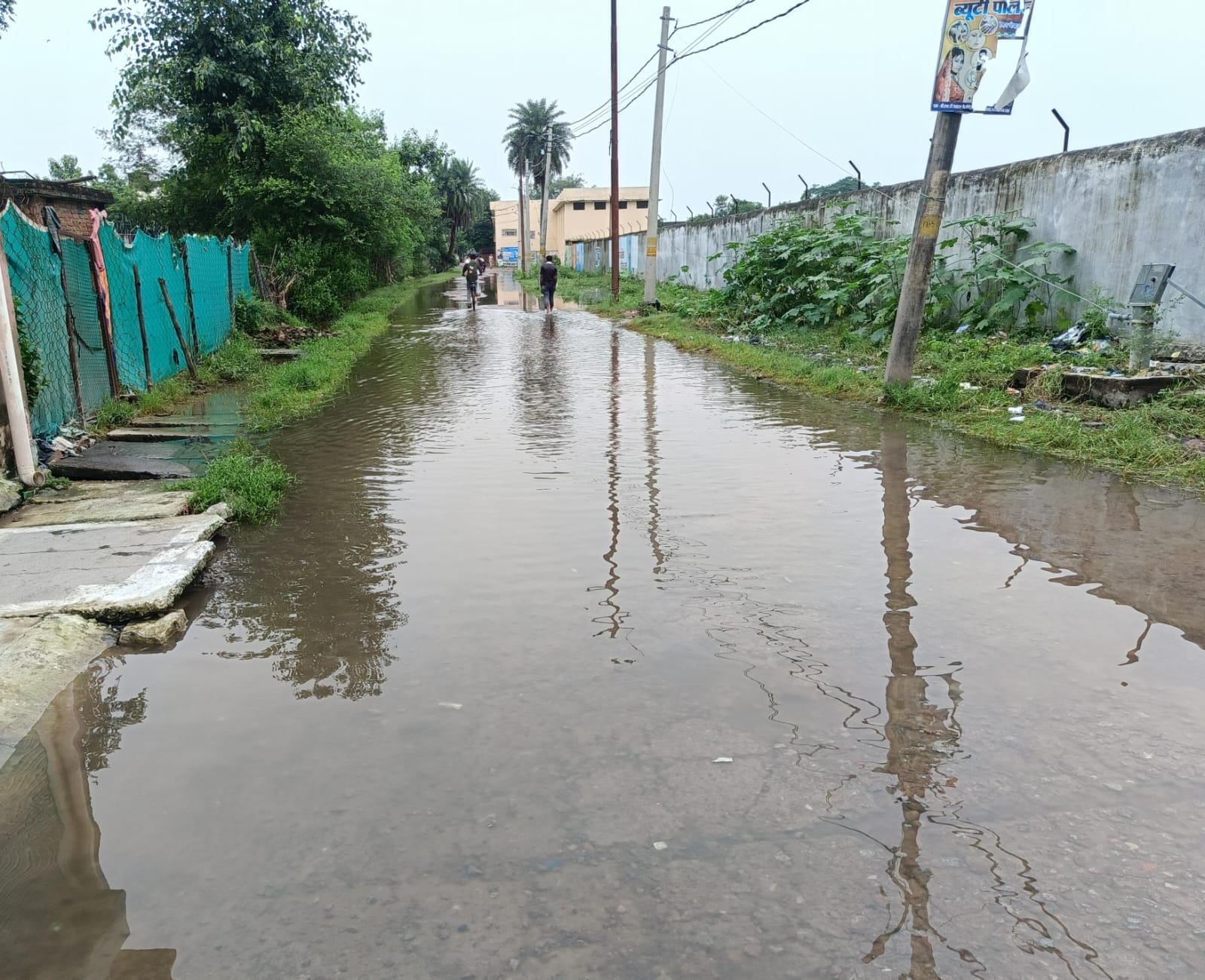 फोटो- 28 एचएएमपी 14 राठ के लींगा गांव में नहर पटरी टूटने से पानी रोकने का प्रयास करते किसान। सं फोटो- 28 एचएएमपी 14 राठ के लींगा गांव में नहर पटरी टूटने से पानी रोकने का प्रयास करते किसान। सं