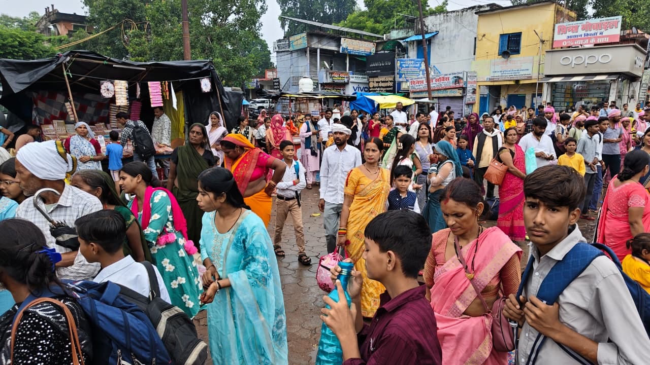 फोटो 28 सीकेटीपी-10- बस स्टॉप में भरे पानी से होकर निकलते यात्री। संवाद फोटो 28 सीकेटीपी-10- बस स्टॉप में भरे पानी से होकर निकलते यात्री। संवाद