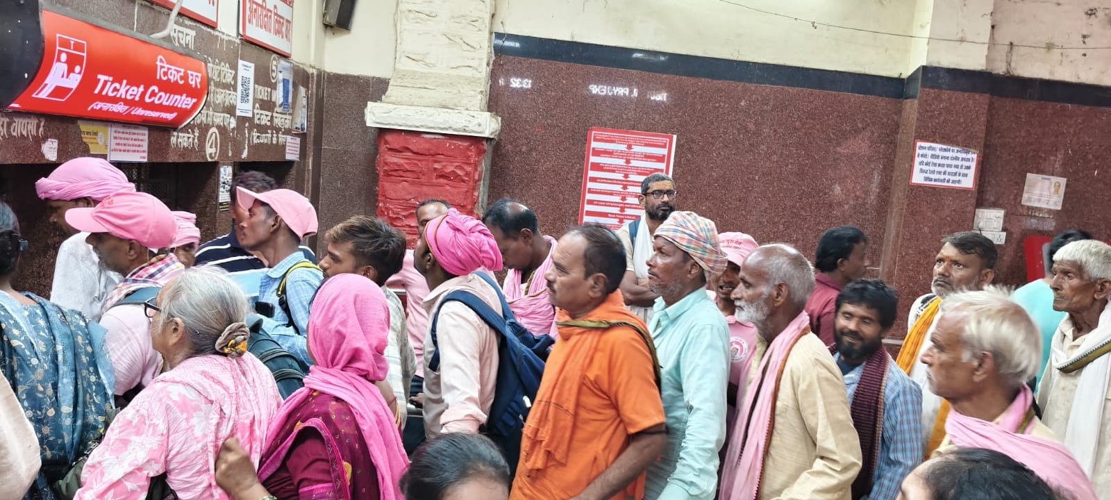 फोटो 28 सीकेटीपी-10- बस स्टॉप में भरे पानी से होकर निकलते यात्री। संवाद फोटो 28 सीकेटीपी-10- बस स्टॉप में भरे पानी से होकर निकलते यात्री। संवाद