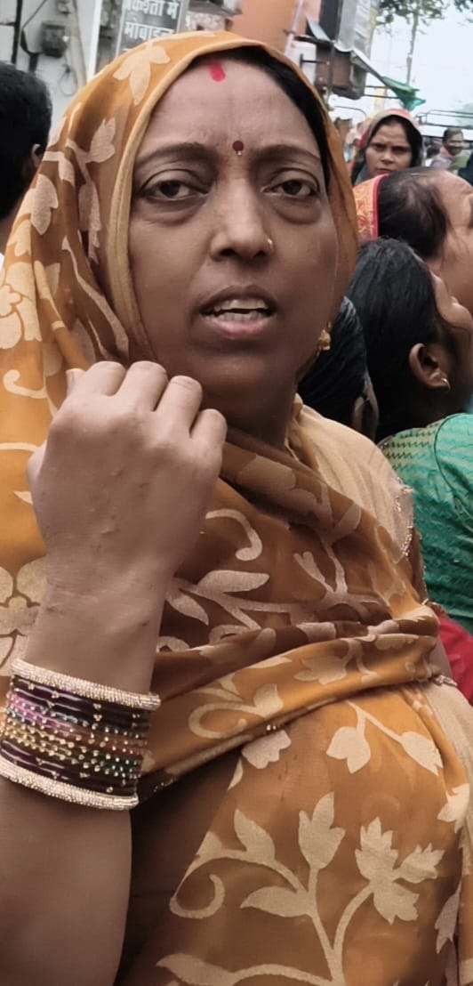 फोटो 28 सीकेटीपी-10- बस स्टॉप में भरे पानी से होकर निकलते यात्री। संवाद फोटो 28 सीकेटीपी-10- बस स्टॉप में भरे पानी से होकर निकलते यात्री। संवाद