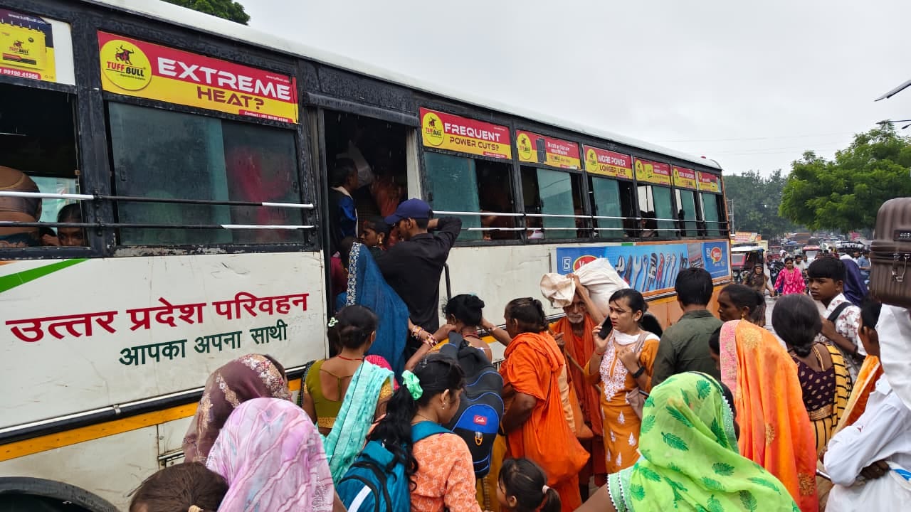 फोटो 28 सीकेटीपी-10- बस स्टॉप में भरे पानी से होकर निकलते यात्री। संवाद फोटो 28 सीकेटीपी-10- बस स्टॉप में भरे पानी से होकर निकलते यात्री। संवाद