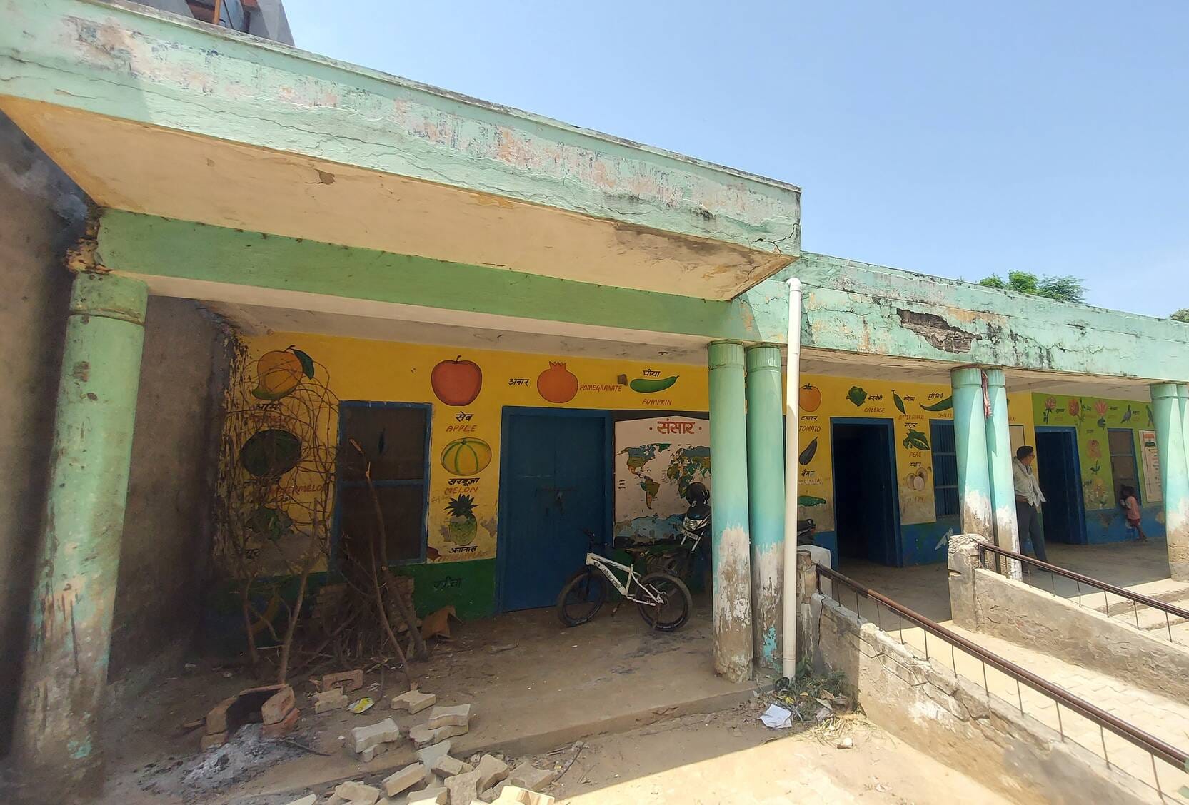 फोटो 3 नरवाना। छत से गिर रहे कंक्रीट के टुकड़े। संवाद फोटो 3 नरवाना। छत से गिर रहे कंक्रीट के टुकड़े। संवाद
