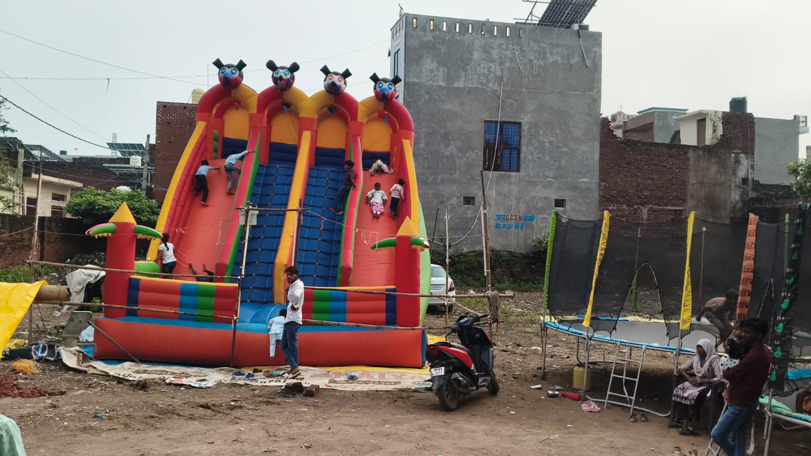 फोटो -30- खिलौने की दुकान पर सामान देखती महिला। संवाद फोटो -30- खिलौने की दुकान पर सामान देखती महिला। संवाद
