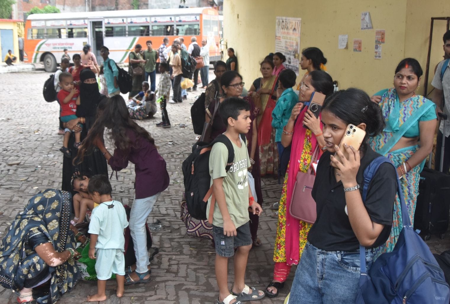 फोटो-30- शहर के लखनऊ बाईपास पर खचाखच भरी बस में बैठने के लिए यात्रियों में होती धक्कामुक्की। सं फोटो-30- शहर के लखनऊ बाईपास पर खचाखच भरी बस में बैठने के लिए यात्रियों में होती धक्कामुक्की। सं