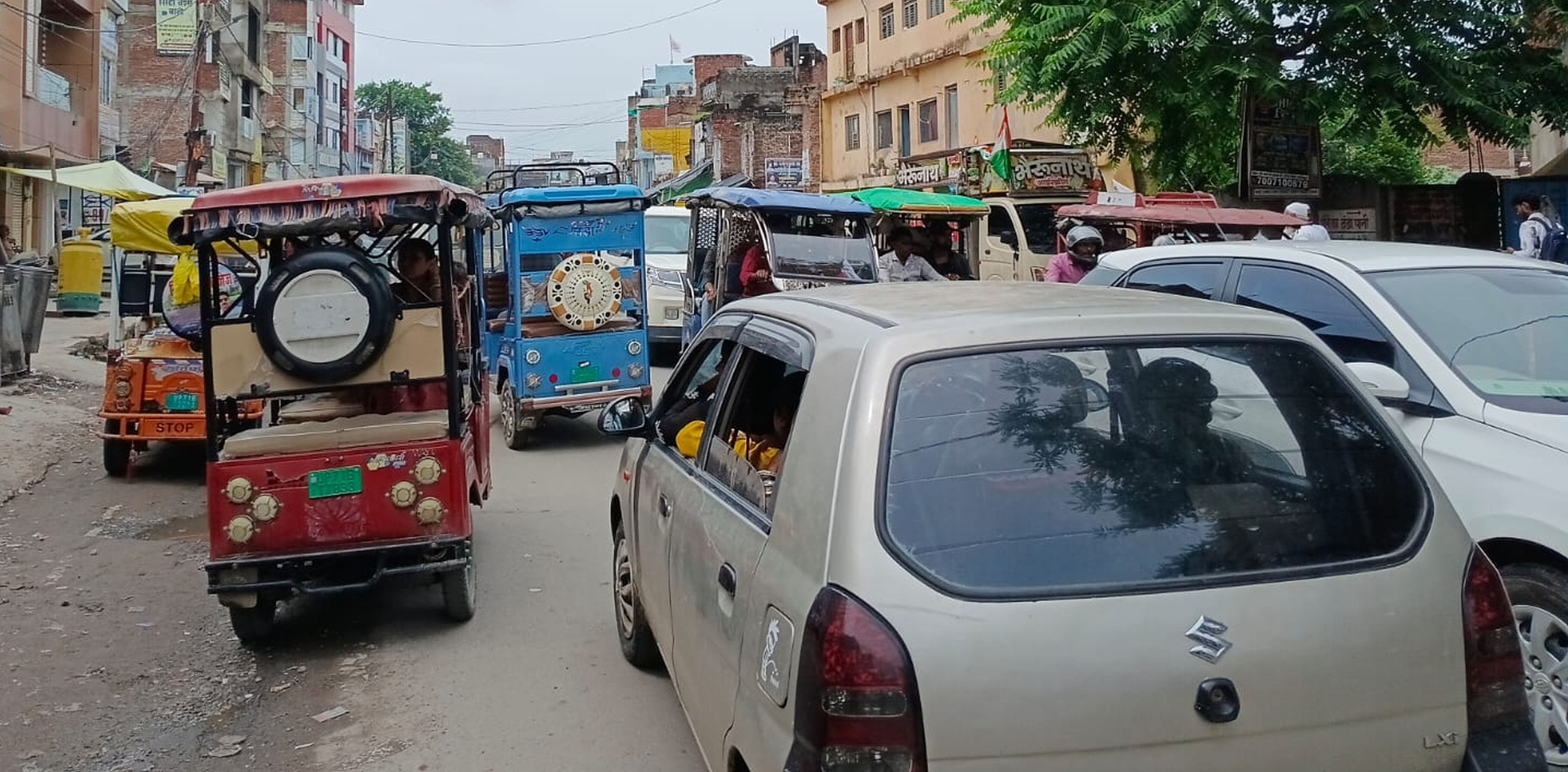 फोटो-32-शहर के ज्वालागंज चौराहे में लगा जाम। संवाद फोटो-32-शहर के ज्वालागंज चौराहे में लगा जाम। संवाद
