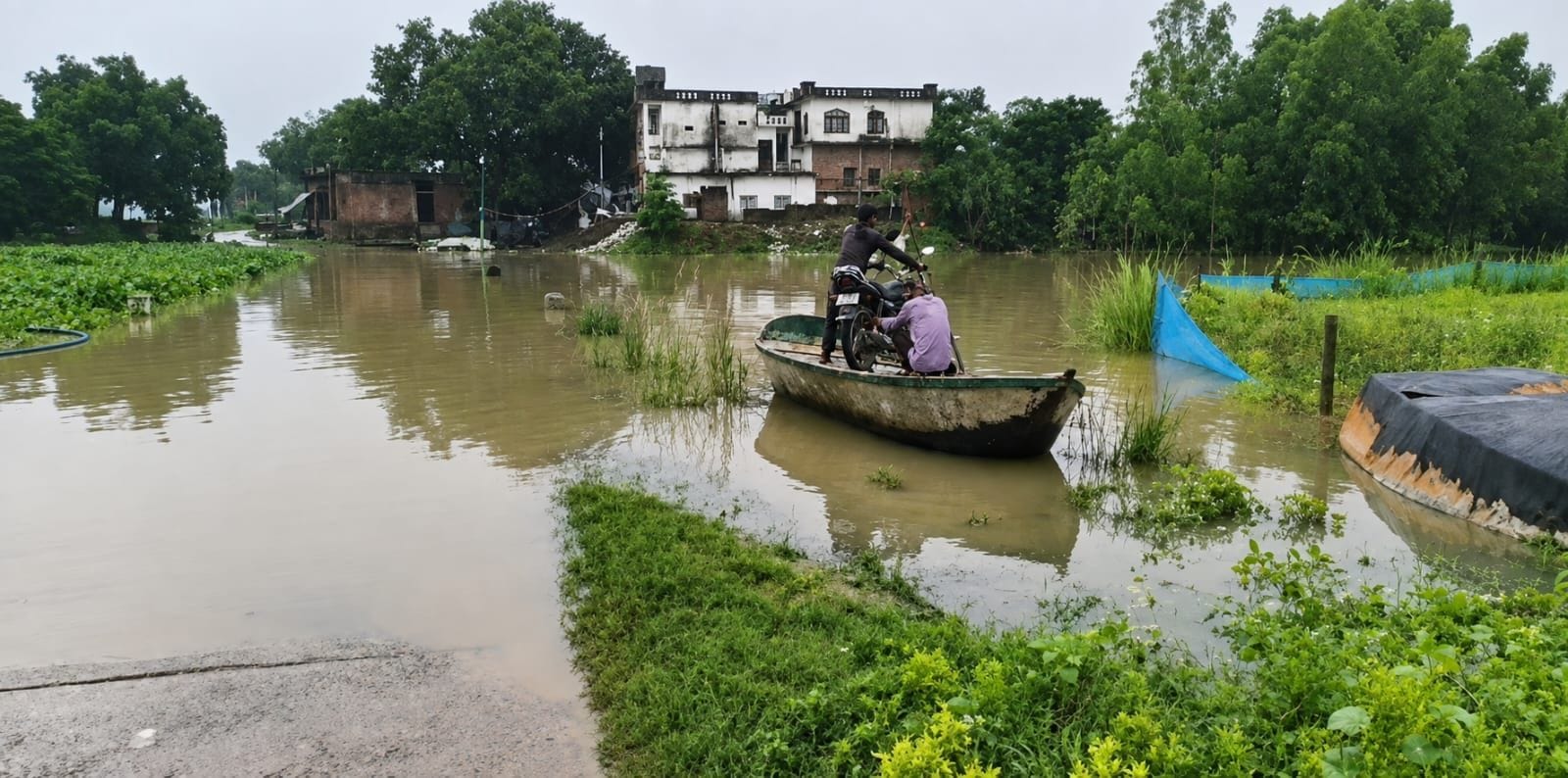 फोटो-33-बांगरमऊ में प्रसूताओं को नाव से गांव के बाहर ले जातीं स्वास्थ्य कर्मी। स्रोत: कर्मी। फोटो-33-बांगरमऊ में प्रसूताओं को नाव से गांव के बाहर ले जातीं स्वास्थ्य कर्मी। स्रोत: कर्मी।
