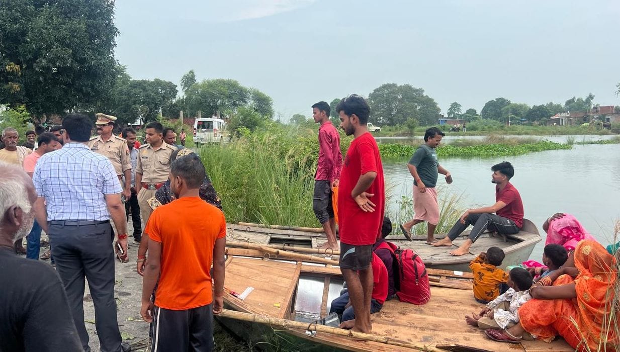 फोटो-33-बांगरमऊ में प्रसूताओं को नाव से गांव के बाहर ले जातीं स्वास्थ्य कर्मी। स्रोत: कर्मी। फोटो-33-बांगरमऊ में प्रसूताओं को नाव से गांव के बाहर ले जातीं स्वास्थ्य कर्मी। स्रोत: कर्मी।