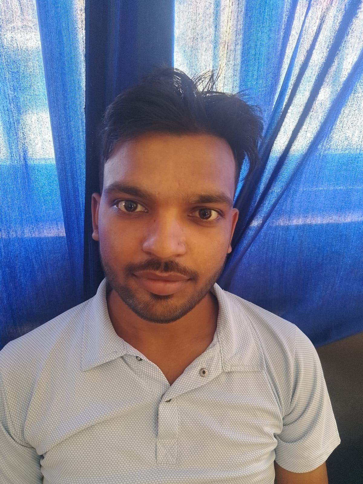 फोटो 35- अमृत भारत योजना के तहत बने नए वेटिंग हाल पर लटका ताला। संवाद   