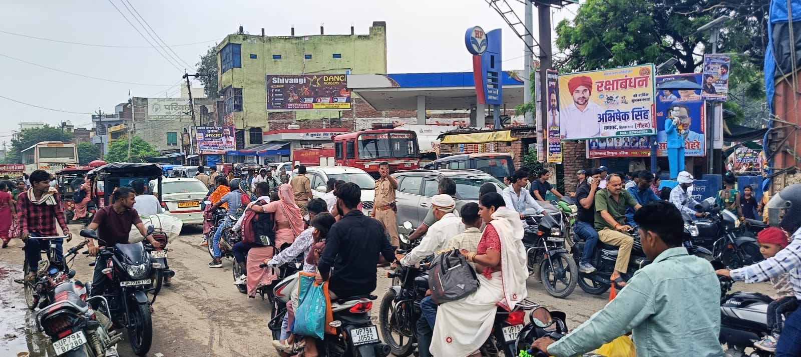 फोटो -35- शहर के सुभाष चौराहे पर लगा जाम। संवाद फोटो -35- शहर के सुभाष चौराहे पर लगा जाम। संवाद
