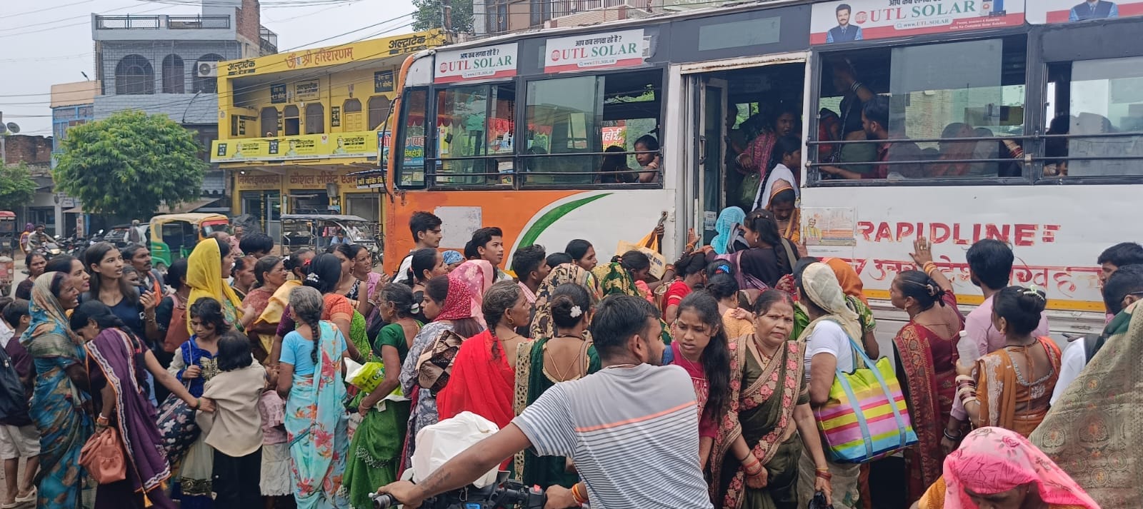 फोटो-40- खचाखच सवारियों से भरी रसूलाबाद से औरैया आ रही बस। संवाद फोटो-40- खचाखच सवारियों से भरी रसूलाबाद से औरैया आ रही बस। संवाद