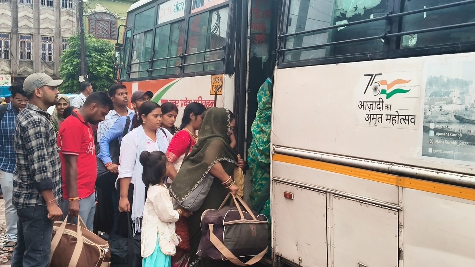 फोटो-40- खचाखच सवारियों से भरी रसूलाबाद से औरैया आ रही बस। संवाद फोटो-40- खचाखच सवारियों से भरी रसूलाबाद से औरैया आ रही बस। संवाद