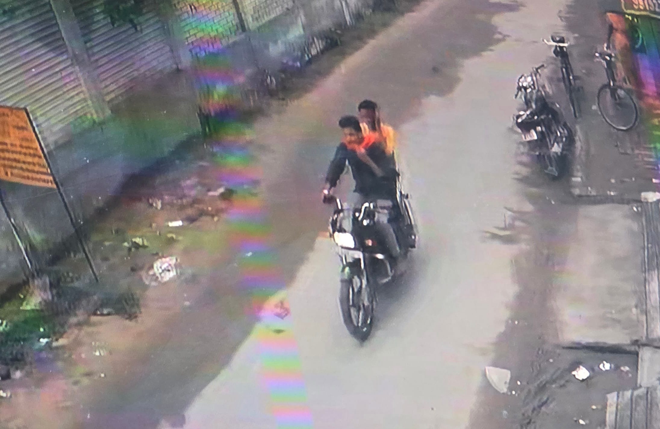 फोटो-42 घटना की जानकारी देते मुनीम पंकज शर्मा। संवाद