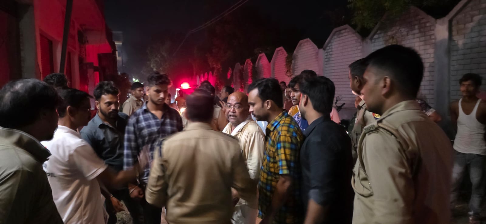 फोटो-42 घटना की जानकारी देते मुनीम पंकज शर्मा। संवाद