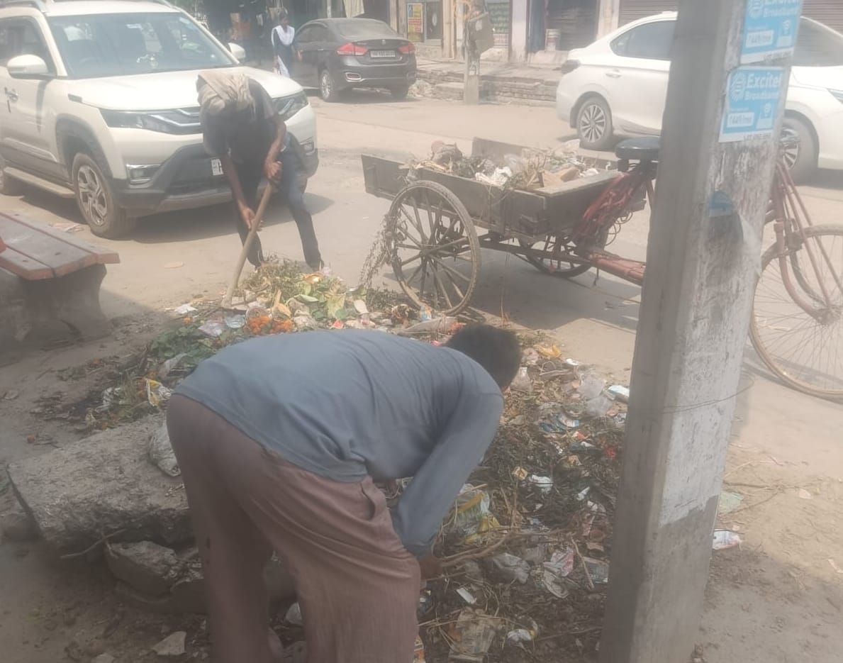 फोटो-54: बहादुरगढ़ के सैनीपुरा स्थित शिव मंदिर के पास सफाई करते लोग। संवाद