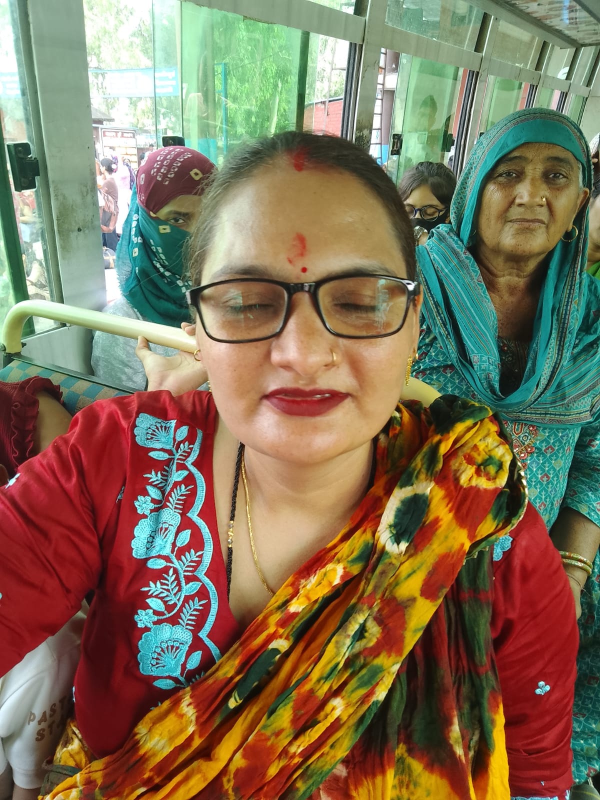 फोटो संख्या:60- महेंद्रगढ़ बस स्टैंड पर लगी यात्रियों की भीड़---संवाद फोटो संख्या:60- महेंद्रगढ़ बस स्टैंड पर लगी यात्रियों की भीड़---संवाद