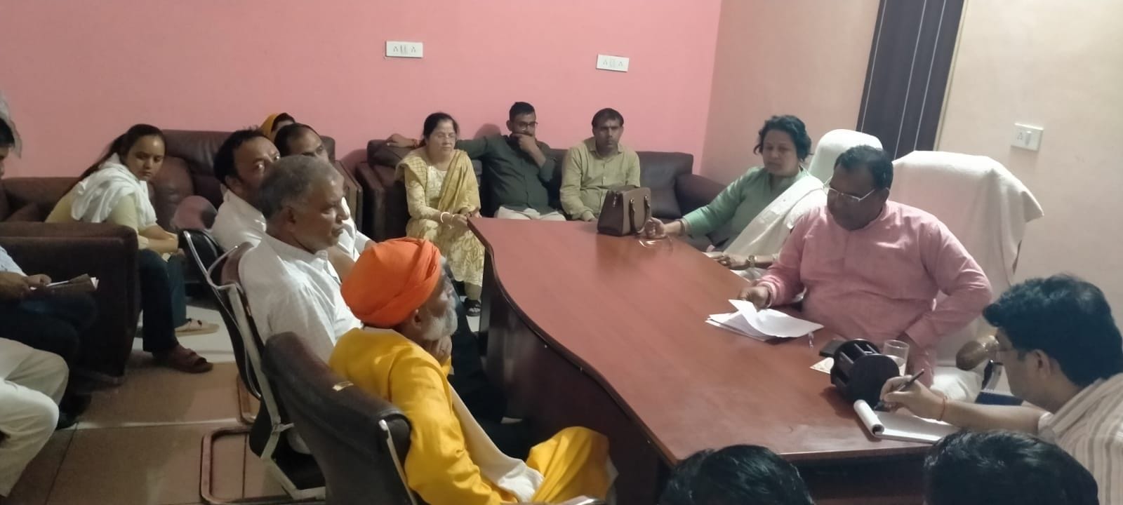 फोटो संख्या:66- नगर पालिका कार्यालय में नगर पालिका हाउस की बैठक में अपनी बात रखते पार्षद --संव फोटो संख्या:66- नगर पालिका कार्यालय में नगर पालिका हाउस की बैठक में अपनी बात रखते पार्षद --संव