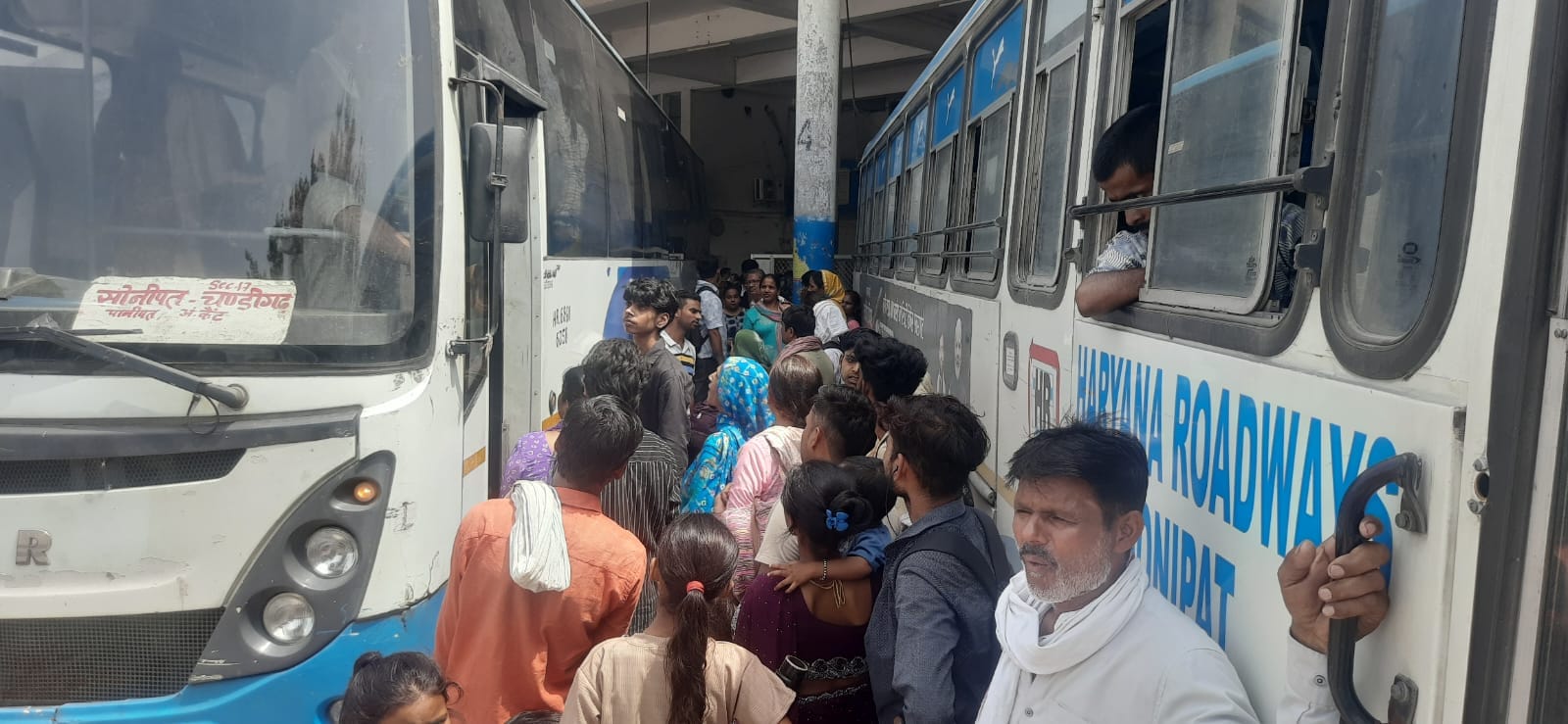 फोटो: सोनीपत बस अड्डे पर बस के आने का इंतजार करते यात्री। संवाद फोटो: सोनीपत बस अड्डे पर बस के आने का इंतजार करते यात्री। संवाद