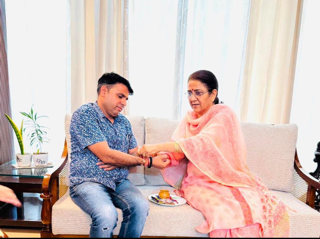 फोटो : सोनीपत के गोहाना में खंड शिक्षा अधिकारी बलजीत गहलावत को राखी बांधती छात्रा। स्रोत: शि
