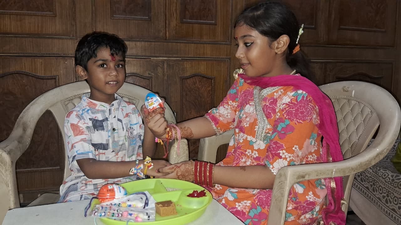 फोटो : सोनीपत के गोहाना में खंड शिक्षा अधिकारी बलजीत गहलावत को राखी बांधती छात्रा। स्रोत: शि