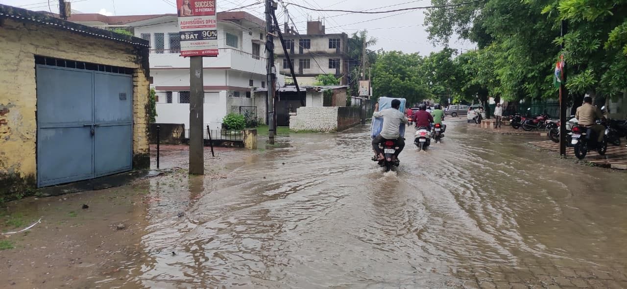 गोरा बाजार चौराहे के पास बारिश से हुआ सड़क पर जल भराव। गोरा बाजार चौराहे के पास बारिश से हुआ सड़क पर जल भराव।