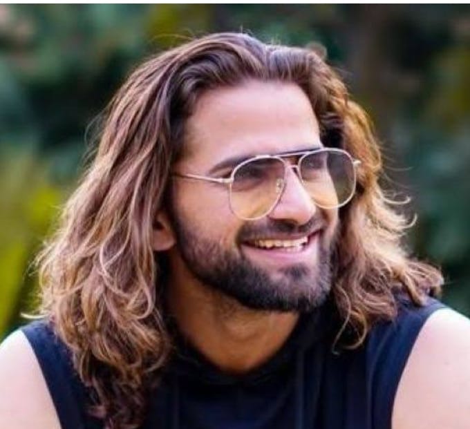 गांव बनतीखेड़ा में अंकित बालियान की हत्या को लेकर लगी लोगों की भीड़। संवाद