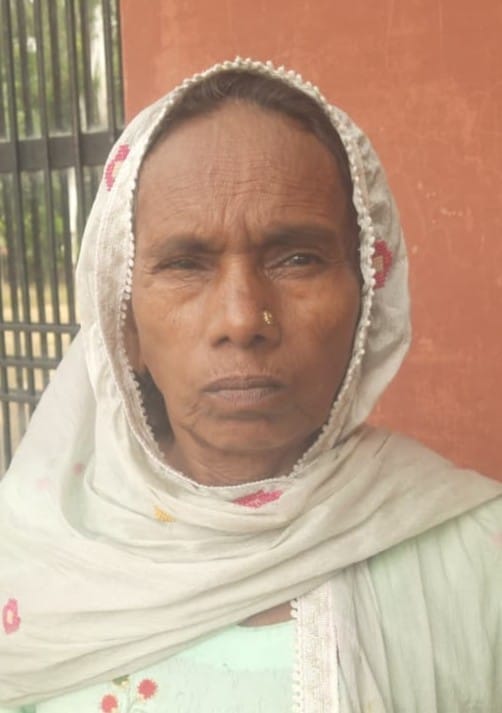 गांव तेजली के राशन डिपो में लगी उपभोक्ताओं की भीड़। संवाद