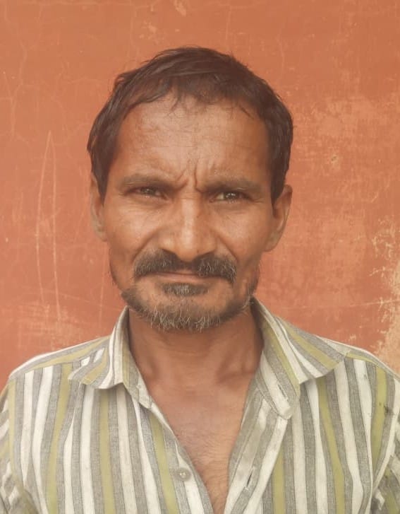 गांव तेजली के राशन डिपो में लगी उपभोक्ताओं की भीड़। संवाद