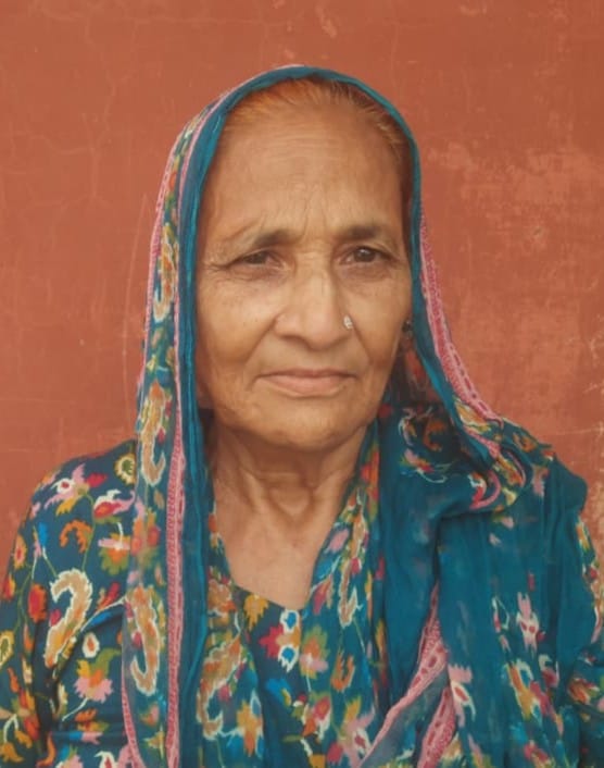 गांव तेजली के राशन डिपो में लगी उपभोक्ताओं की भीड़। संवाद