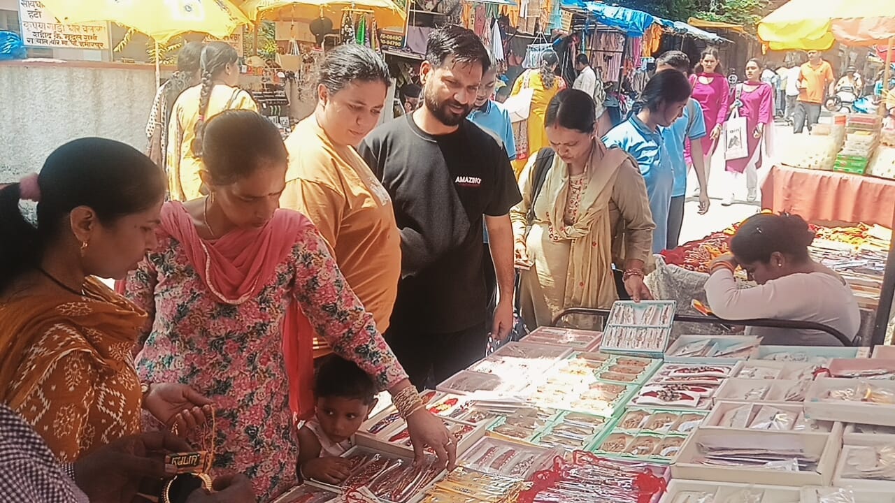 हमीरपुर बाजार में रक्षाबंधन के पर्व को लेकर सजाई गई विभिन्न डिजाइन की राखियां। संवाद हमीरपुर बाजार में रक्षाबंधन के पर्व को लेकर सजाई गई विभिन्न डिजाइन की राखियां। संवाद