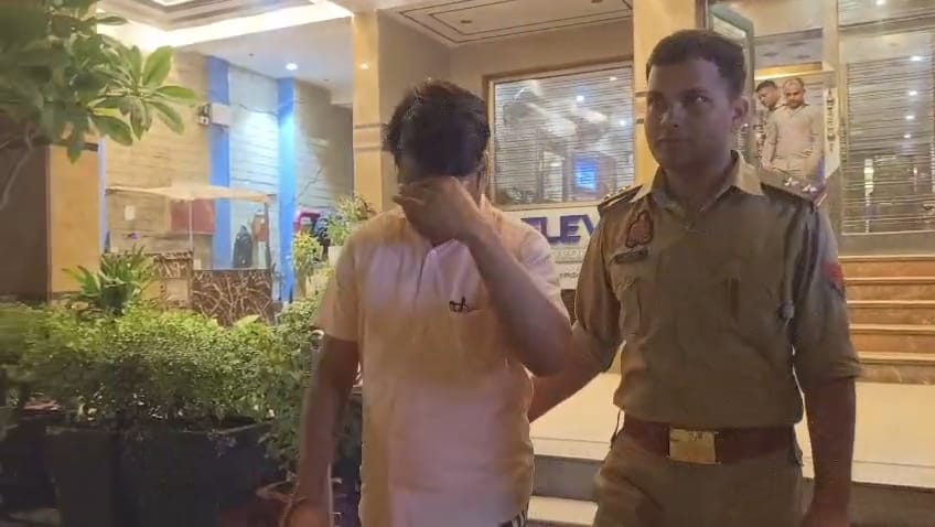 होटल से पकड़ कर आरोपियों को ले  जाती पुलिस। स्रोत  : वीडियोग्रैब