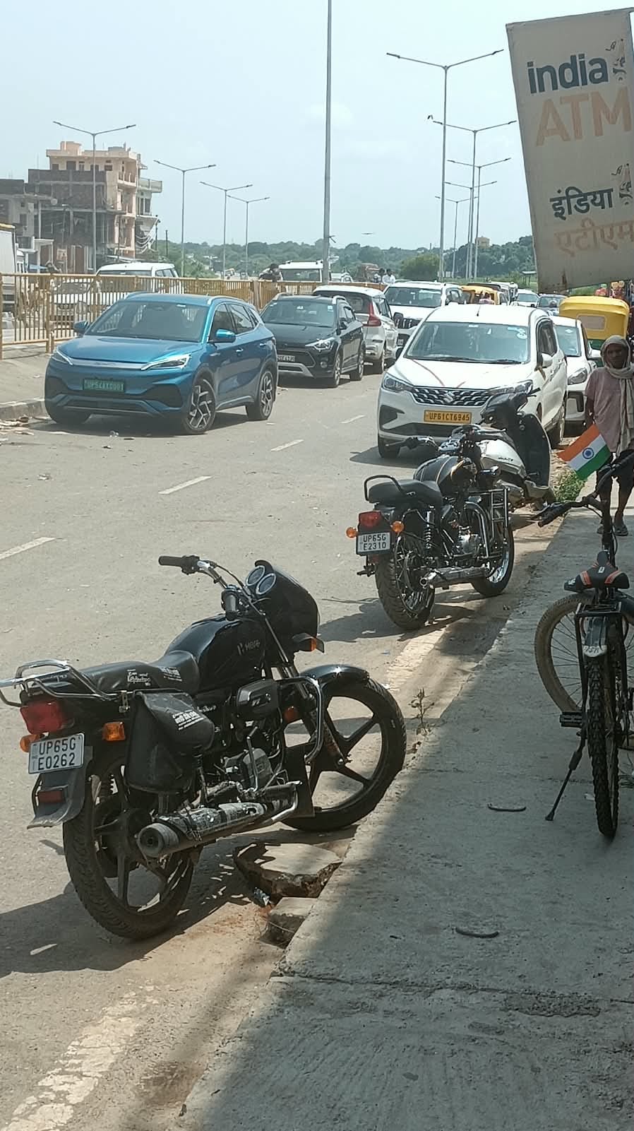 हैदरगंज गांव के पास वाराणसी- गोरखपुर फोरलेन के सर्विस लेन पर लगा सब्जी का बाजार। संवाद