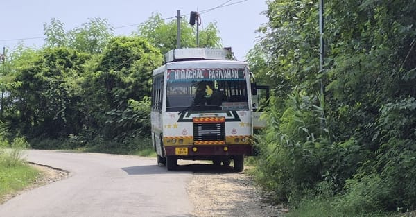 इंदौरा के सनौर के पास बस खराब होने के बाद पैदल गंतव्यों की ओर जाती महिलाएं। -संवाद इंदौरा के सनौर के पास बस खराब होने के बाद पैदल गंतव्यों की ओर जाती महिलाएं। -संवाद