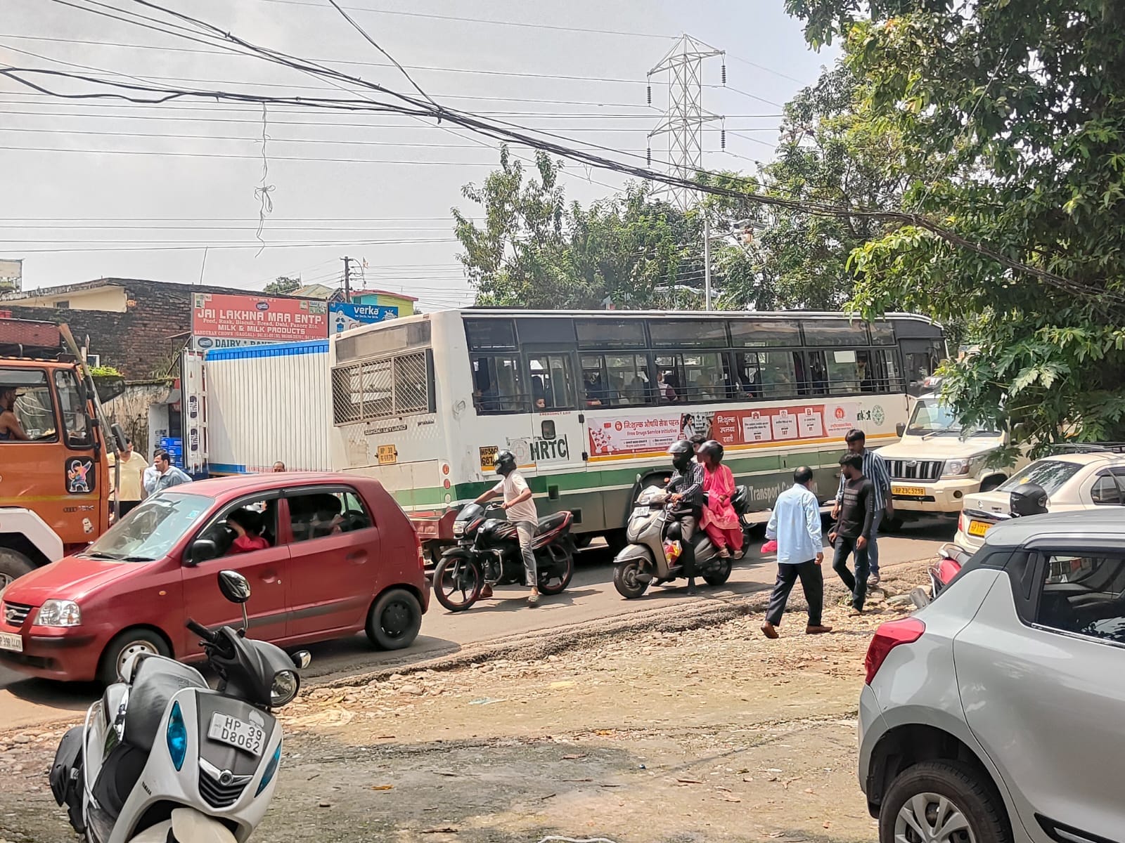 इंदौरा के सनौर के पास बस खराब होने के बाद पैदल गंतव्यों की ओर जाती महिलाएं। -संवाद इंदौरा के सनौर के पास बस खराब होने के बाद पैदल गंतव्यों की ओर जाती महिलाएं। -संवाद