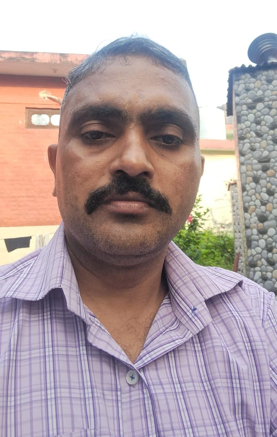 जनसूह गांव में पानी न आने के कारण कुएं से पानी भरकर लेकर जाती युवती। संवाद जनसूह गांव में पानी न आने के कारण कुएं से पानी भरकर लेकर जाती युवती। संवाद